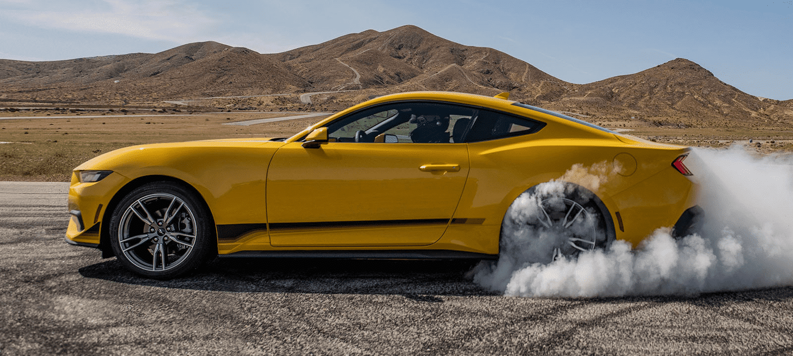 פורד מוסטנג צהובה בתנועה אחרי טיפול מקצועי במרכז שירות מורשה פורד תורג'י בחדרה